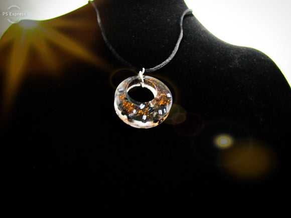 Collar de pompones naranja y negro