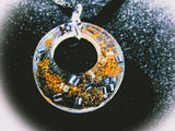 Collar de pompones naranja y negro